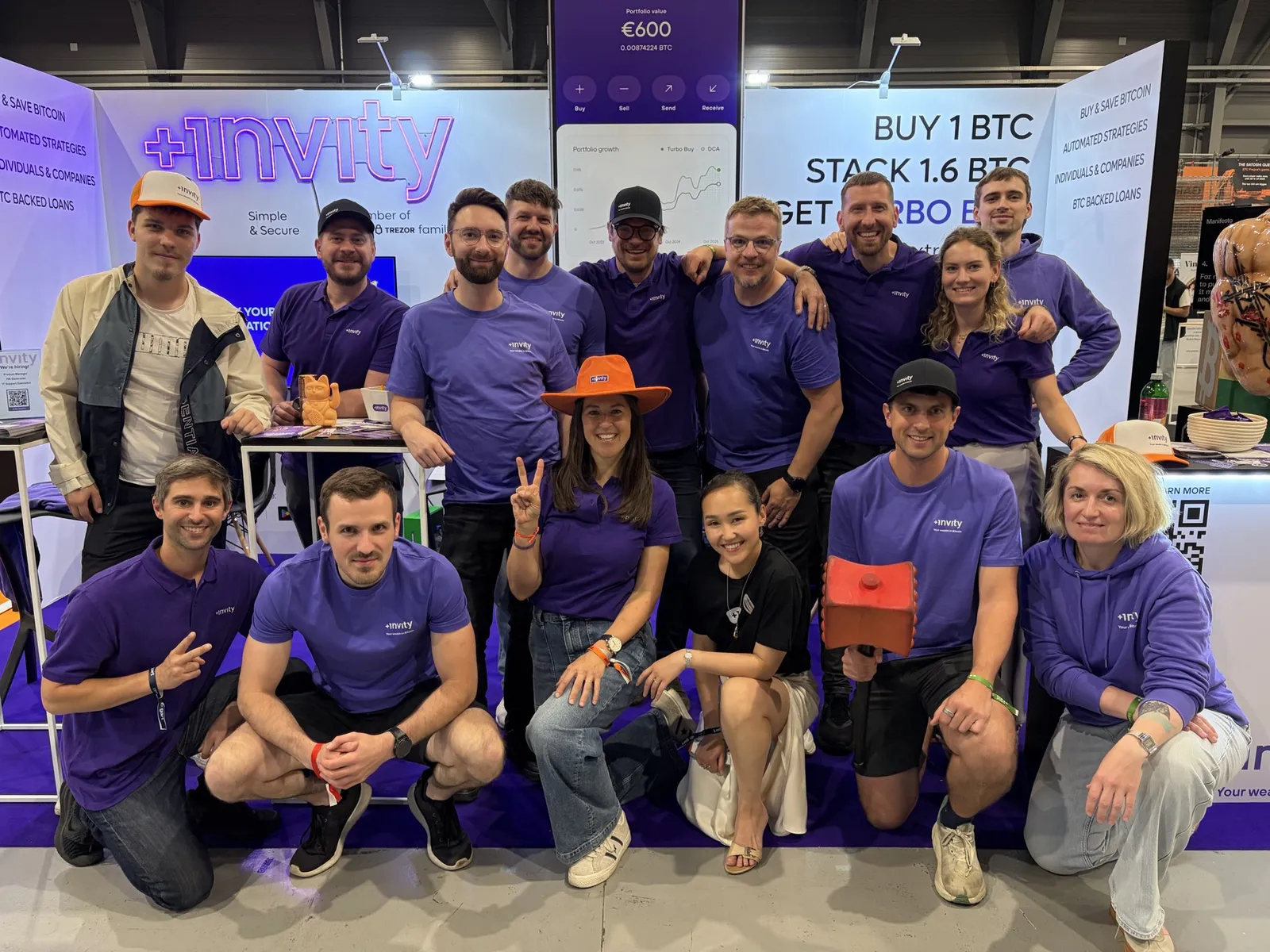 Het Invity-team bij de stand op BTC Prague 2026