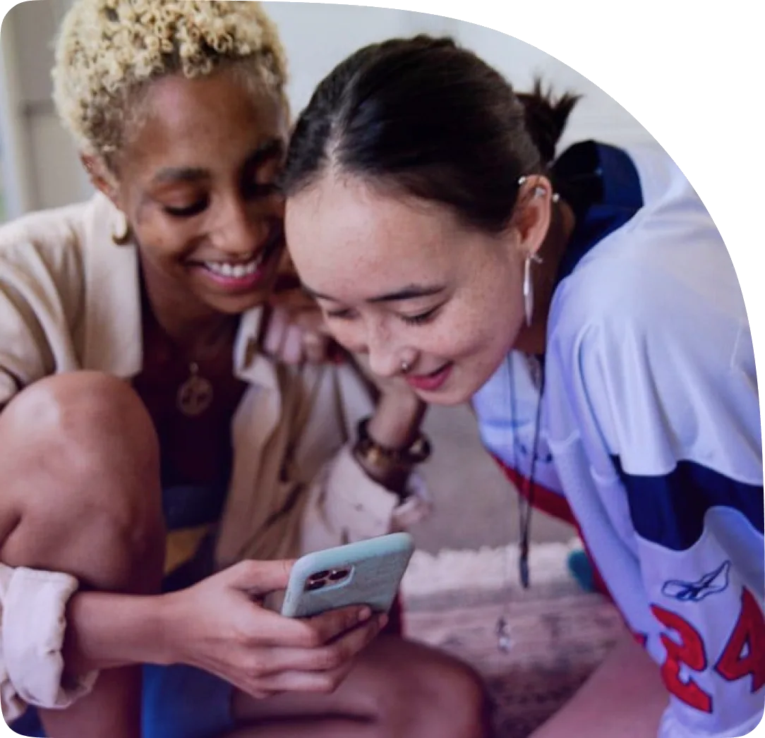 Friends sharing the Invity app